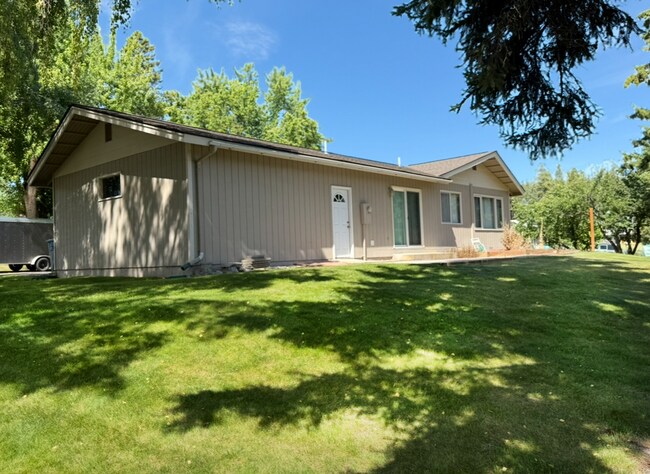 Building Photo - Beautiful Lakeside Home