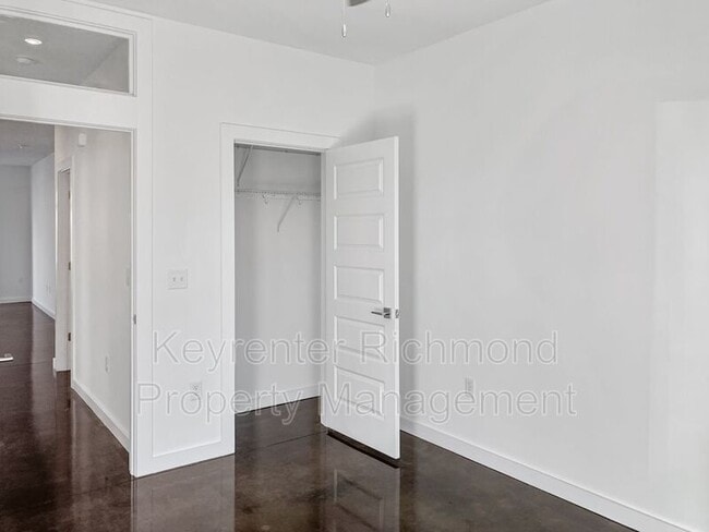 Building Photo - 116 W 12th St E