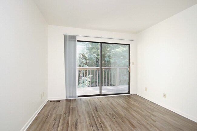 Building Photo - Huntington Village Townhome, Near UVA's North Grounds