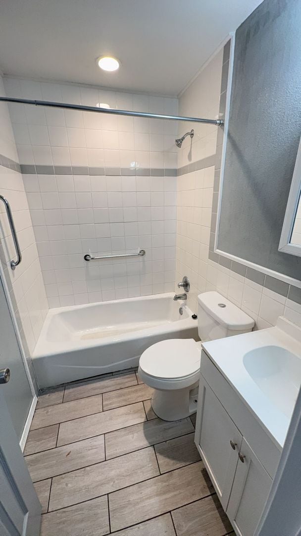 Building Photo - 2621 W Maine St