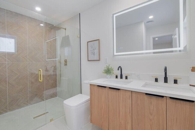 Building Photo - 4330 NE 13th Ave