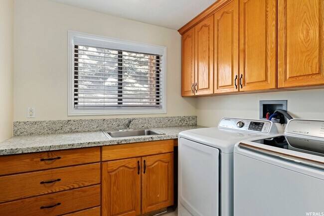 Building Photo - Beautiful home single level entry with out buildings and amazing landscaping - shorter term lease...