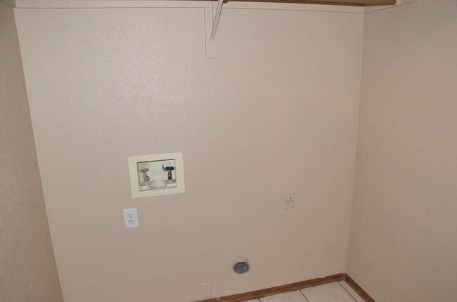 Building Photo - Lots of Room & Great Location