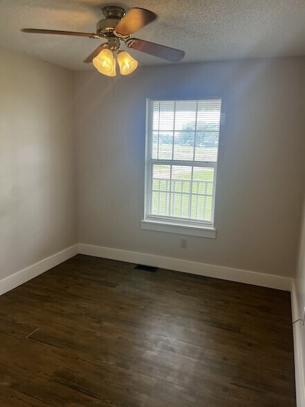 Building Photo - 1822 Carneal Ln