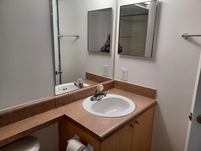 Building Photo - 215 Villa Cir