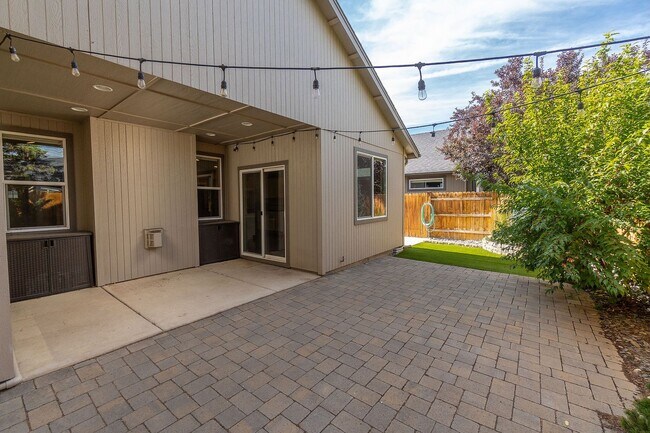 Building Photo - Spacious single level Orchard floorplan with 4th bedroom/den option home featuring SOLAR - Great ...