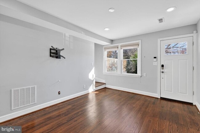 Building Photo - 124 Baggett Pl