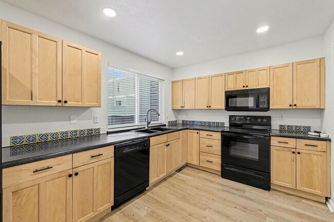 Building Photo - Spacious 2Bed/2.5Bath Townhouse in Central Denver