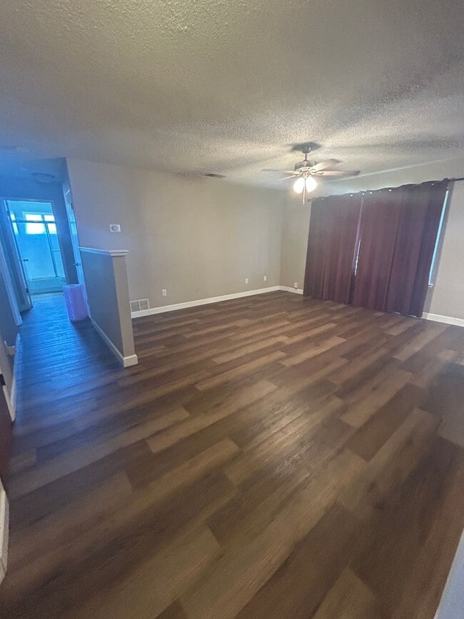 Building Photo - 3 bedroom 2 bath move in ready in Lemoore ...