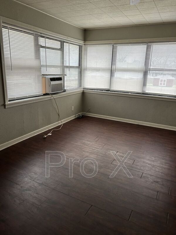 Building Photo - 126 E 13th St