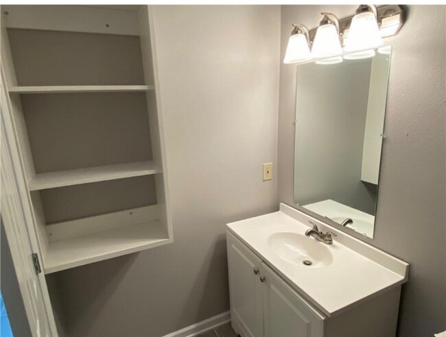 Building Photo - 2814 Pakenham Dr