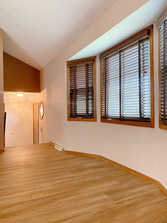 Building Photo - 3BD, 2BTH Bellevue Charmer Ready for YOU, $2,300!!