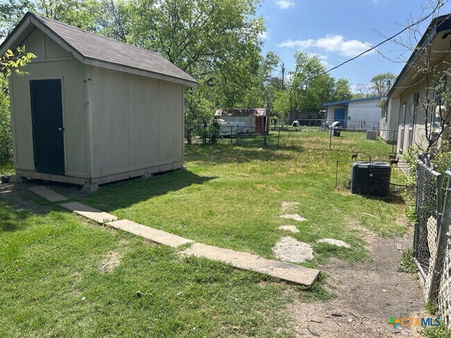 Building Photo - 912 Southside Dr