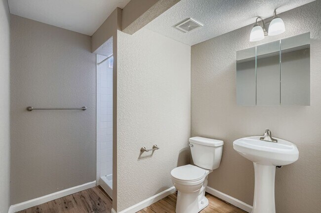 Building Photo - 4 Bed 2.5 Bath Duplex with Private Fenced ...
