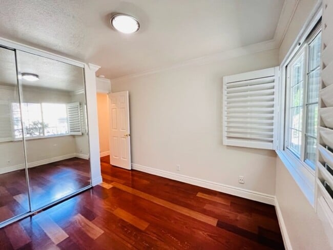 Building Photo - Gorgeous 3Bd/2BA + Den/Office or 4th Bedro...