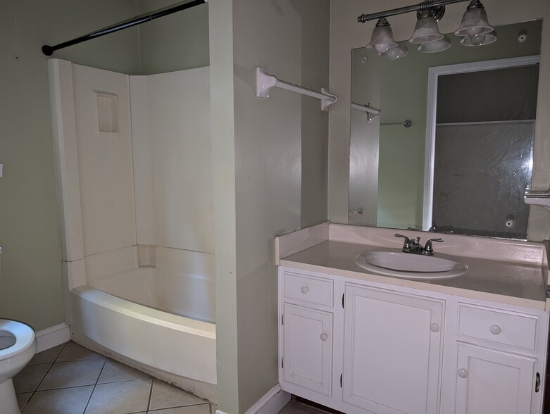 Hall bath w/laundry closet - 2456 Burgundy Dr