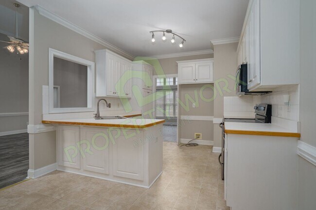 Building Photo - Executive Style Rental in Red Oak