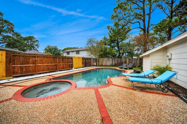 Building Photo - 15126 Trailside Dr