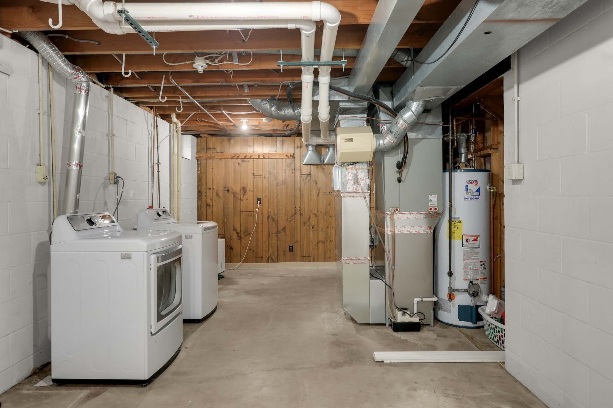 Laundry - 2808 Aglen St