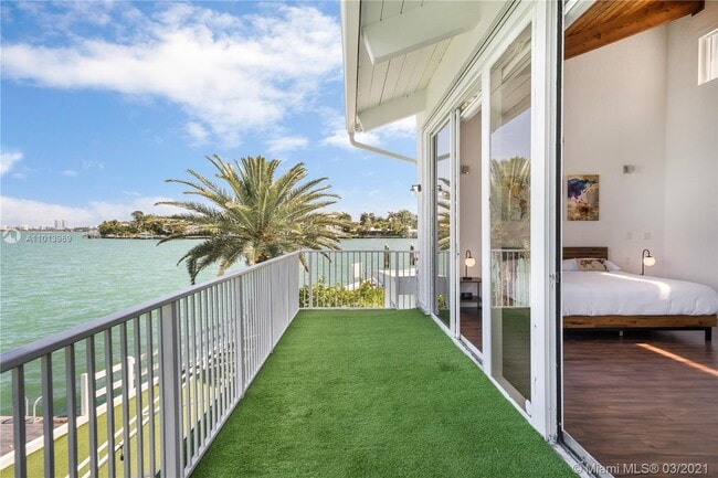 Building Photo - 1413 N Venetian Way