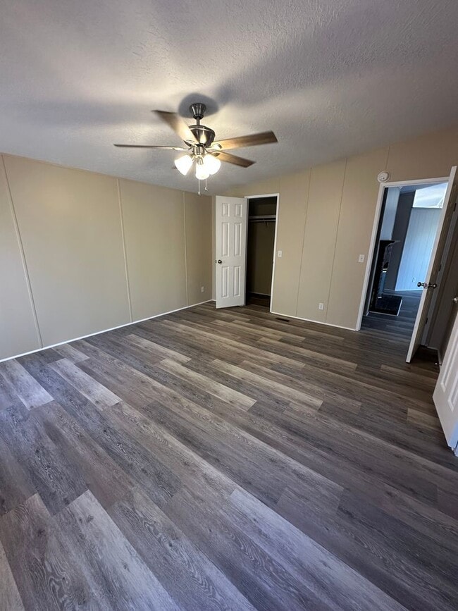 Building Photo - 3 Bed 2 Bath Waterfront Property - Now Available