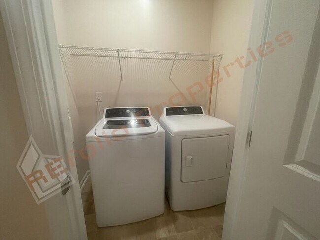 Building Photo - Luxury 3 Story 4 BD/3.5 Bath Townhome @ Sm...
