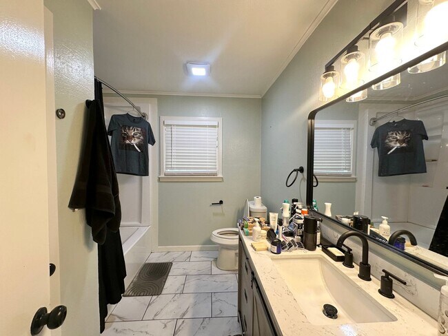 Building Photo - Updated 3-Bedroom Home Near TJC & Medical ...