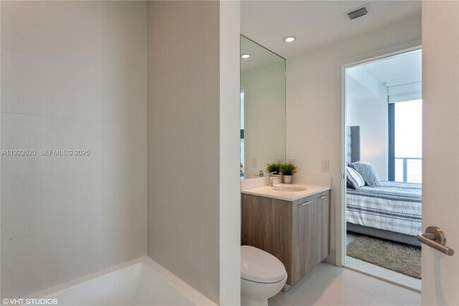 Building Photo - 501 NE 31st St