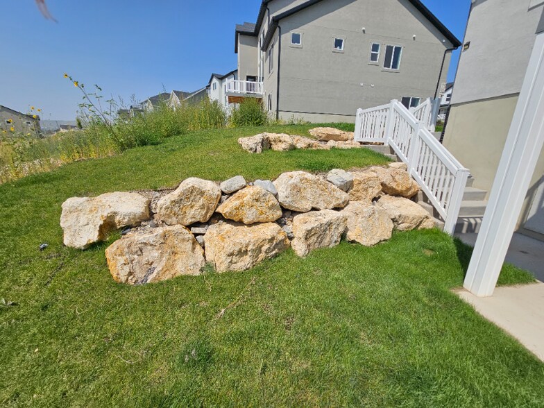 Building Photo - 439 N Hl Vw Dr