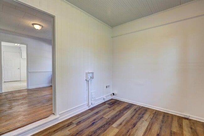 Building Photo - 2442 Tredway Dr