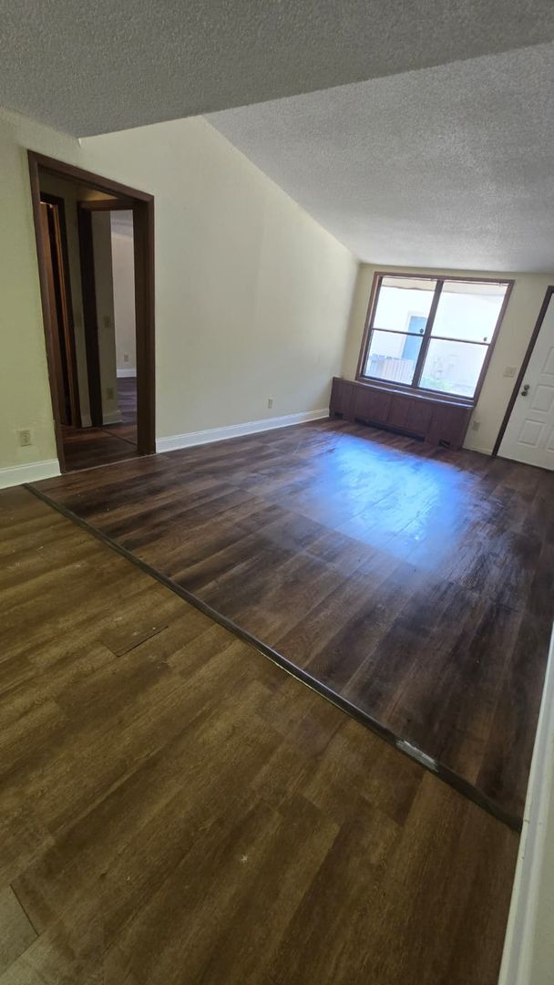Building Photo - Fully Renovated 1/1 Available for Immediat...