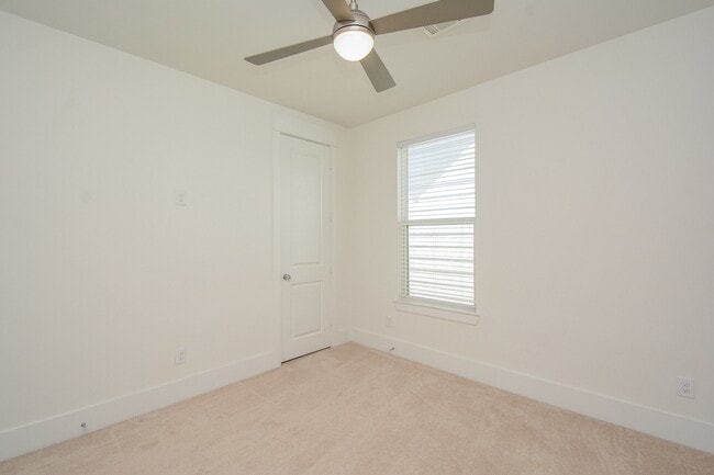 Building Photo - 310 Cyclamen St