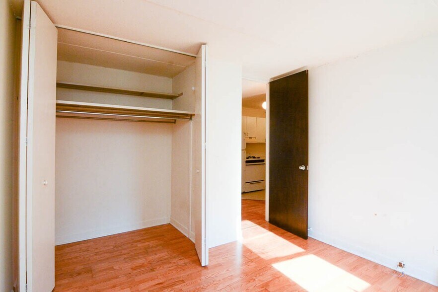 Building Photo - 702 W Wellington Ave