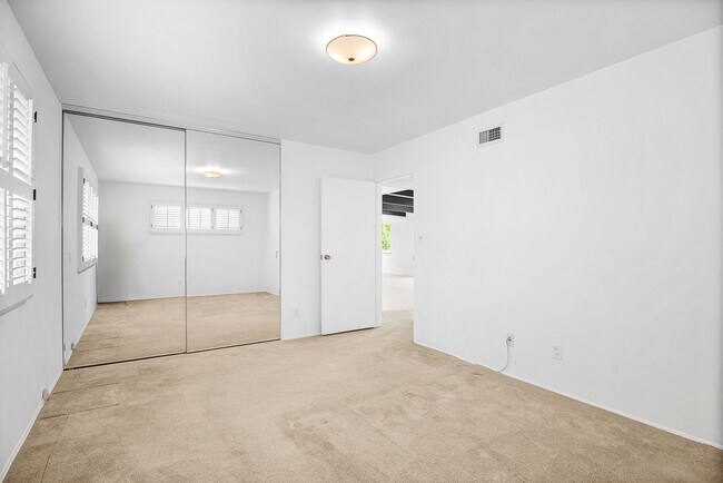 Building Photo - Spacious 4-bedroom, 2-bathroom home in coveted University City