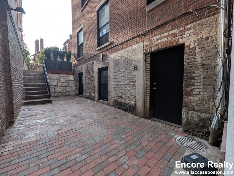 Building Photo - 2 Joy St