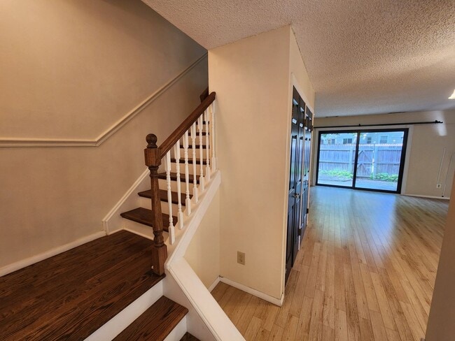 Building Photo - Beautifully remodeled 2 bed, 1 Bath townho...