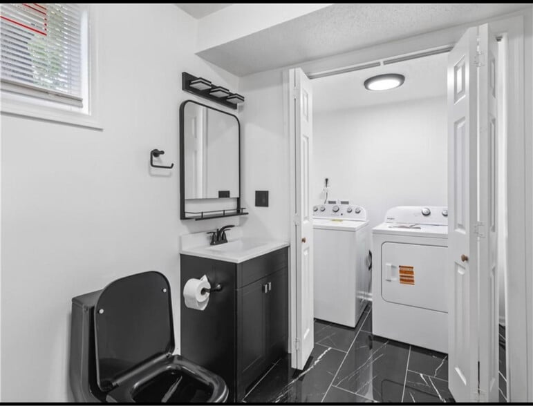 Building Photo - 2243 Spruce Ave