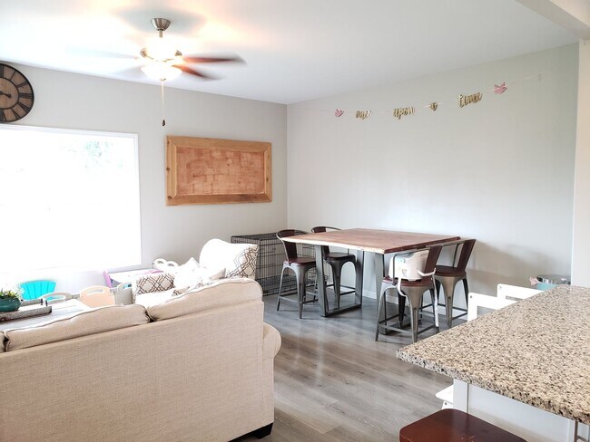 Building Photo - Near Exit 1! Close to I-24! HUGE Kitchen I...