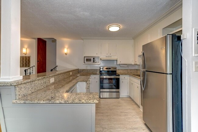 Building Photo - 1045 Riverview Dr