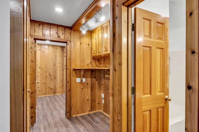 Building Photo - Mountain Lodge Home 1 Mile Away from the C...
