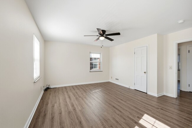 Building Photo - Charming Covedale Duplex