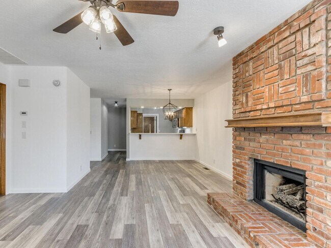 Building Photo - Beautiful 3bed/2bath Townhome Available in...