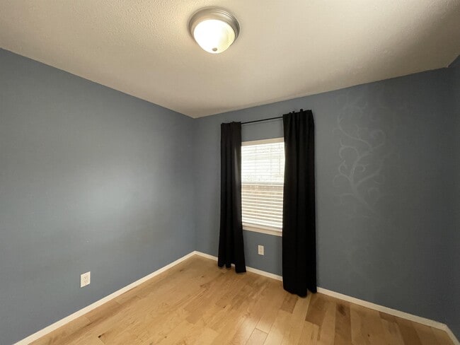 Building Photo - 570 E 19th St