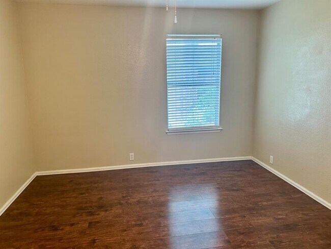 Building Photo - 124 Spruce Dr