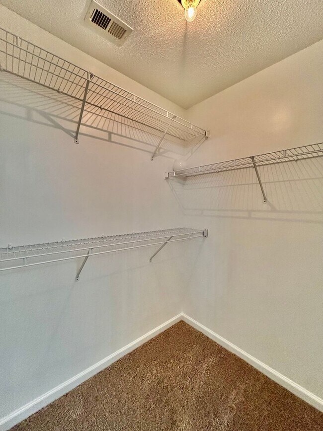 Building Photo - Discover this 4 bedroom 2 bath home for re...