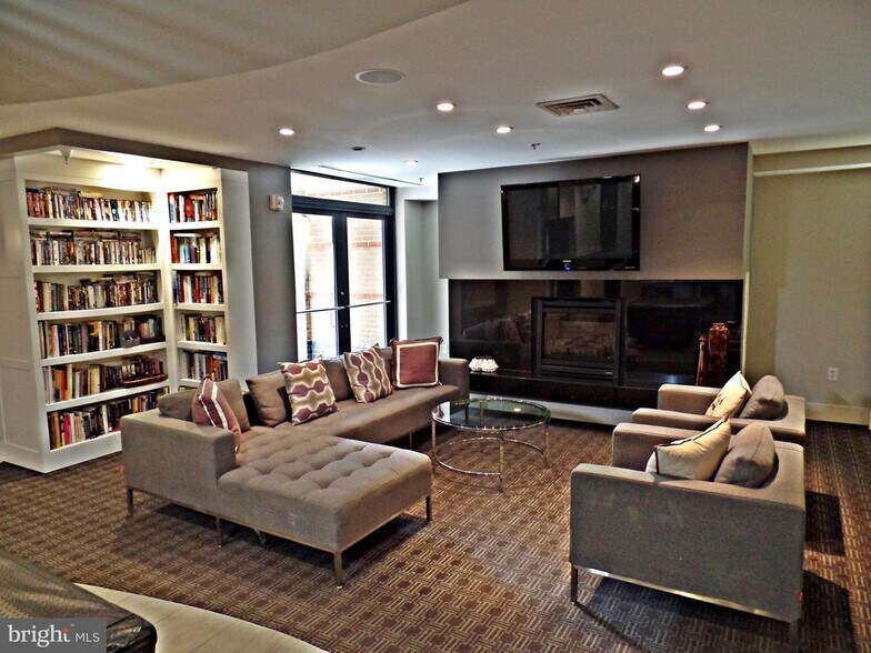 Building Photo - 525 N Fayette St