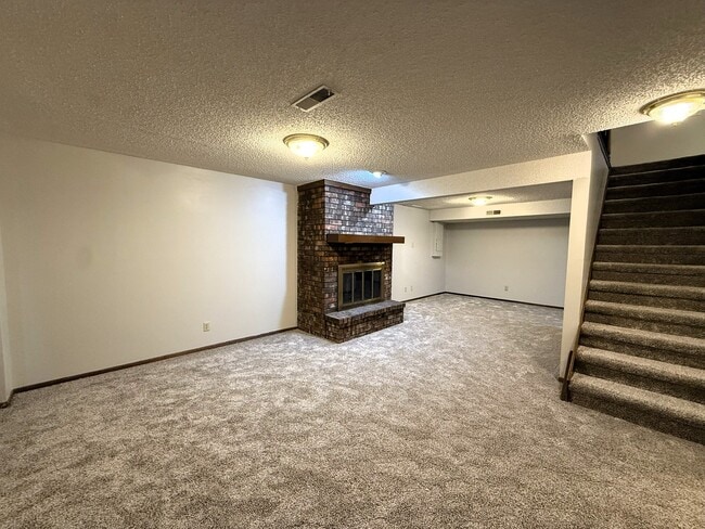 Building Photo - 1325 N Denene St