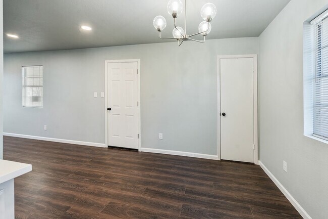 Building Photo - 208 N Coleman St