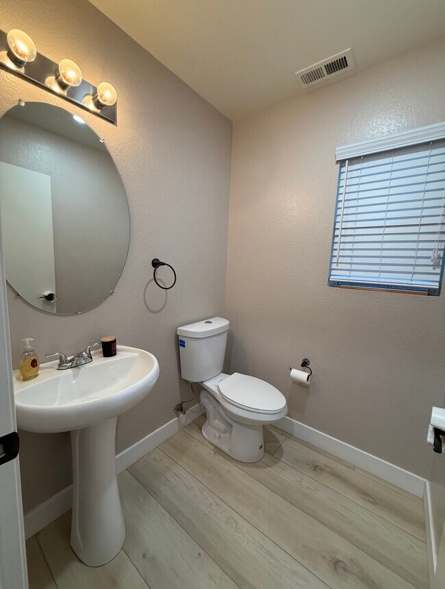 Building Photo - 30454 Silver Hawk Dr