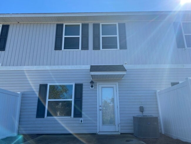 Building Photo - Spacious Modern Townhome; Conveniently Located! *Garbage, Pest Control & Lawncare Included!* *SPE...